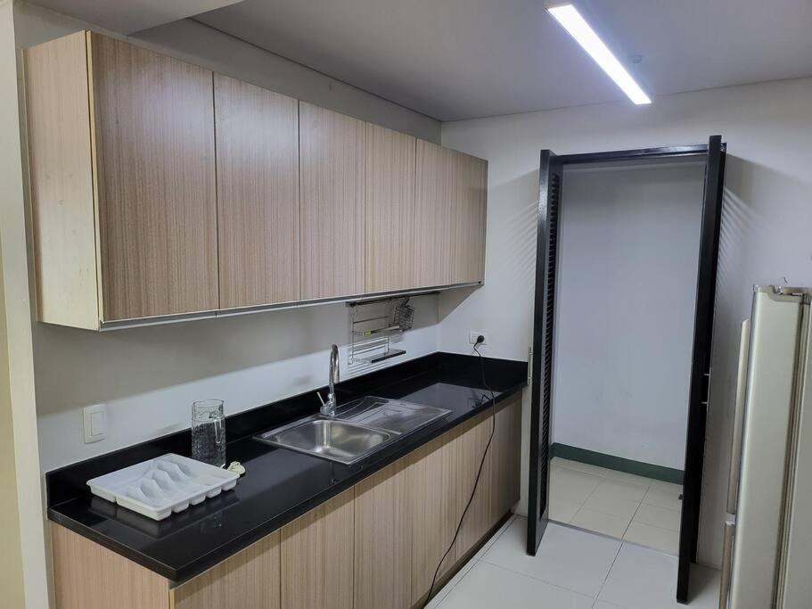 דירות מנילה Luxury @ Bgc Sleeps 6 Comfortably Fast Wifi Pool! מראה חיצוני תמונה