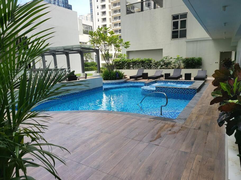 דירות מנילה Luxury @ Bgc Sleeps 6 Comfortably Fast Wifi Pool! מראה חיצוני תמונה