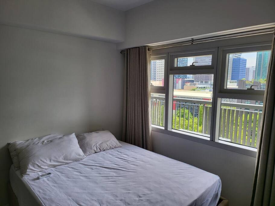 דירות מנילה Luxury @ Bgc Sleeps 6 Comfortably Fast Wifi Pool! מראה חיצוני תמונה