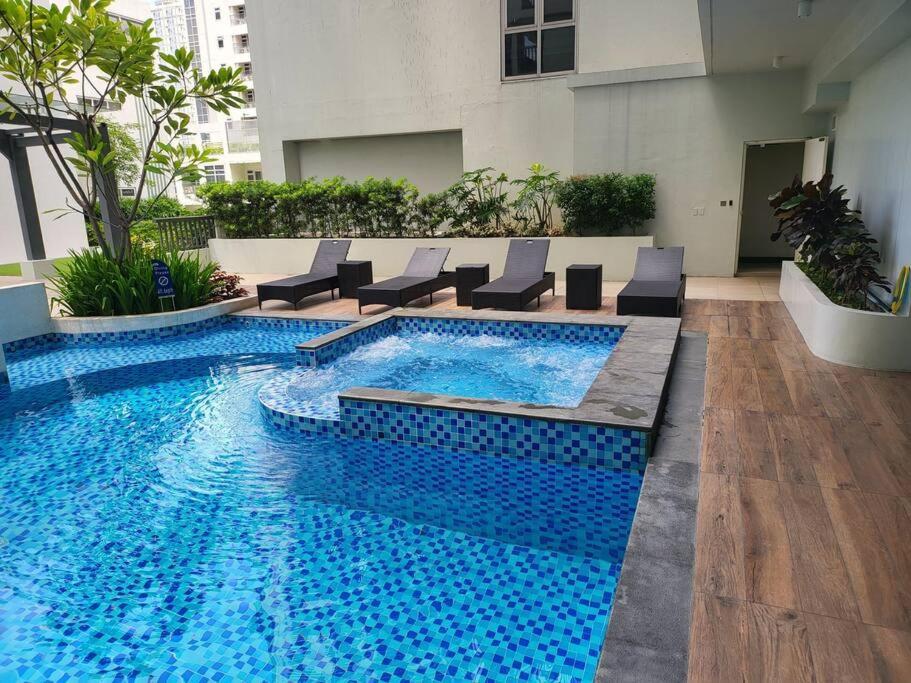 דירות מנילה Luxury @ Bgc Sleeps 6 Comfortably Fast Wifi Pool! מראה חיצוני תמונה