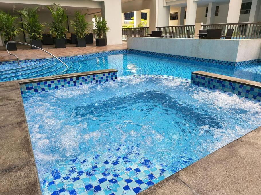 דירות מנילה Luxury @ Bgc Sleeps 6 Comfortably Fast Wifi Pool! מראה חיצוני תמונה