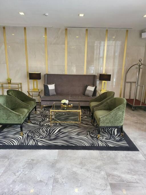 דירות מנילה Luxury @ Bgc Sleeps 6 Comfortably Fast Wifi Pool! מראה חיצוני תמונה