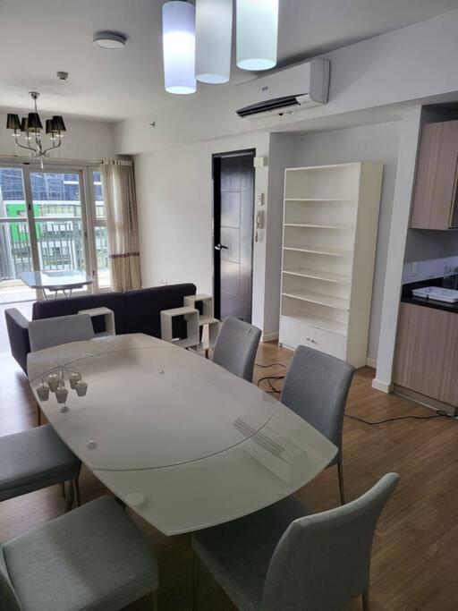 דירות מנילה Luxury @ Bgc Sleeps 6 Comfortably Fast Wifi Pool! מראה חיצוני תמונה