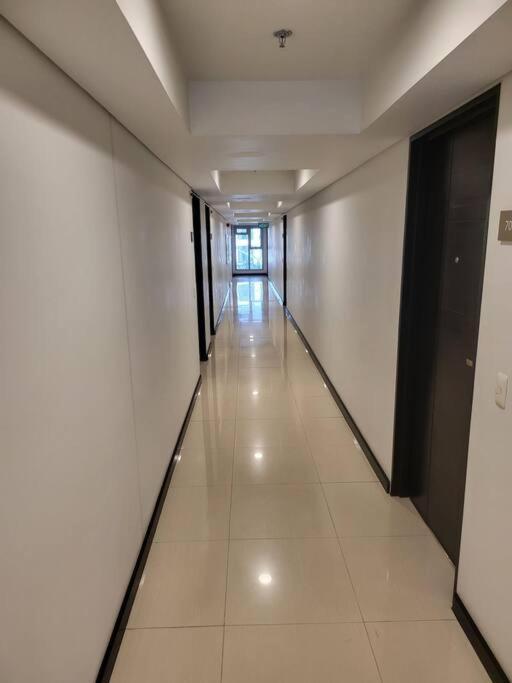 דירות מנילה Luxury @ Bgc Sleeps 6 Comfortably Fast Wifi Pool! מראה חיצוני תמונה