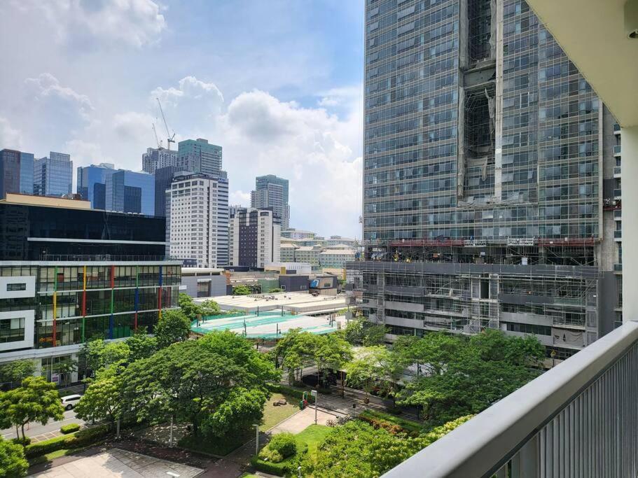 דירות מנילה Luxury @ Bgc Sleeps 6 Comfortably Fast Wifi Pool! מראה חיצוני תמונה
