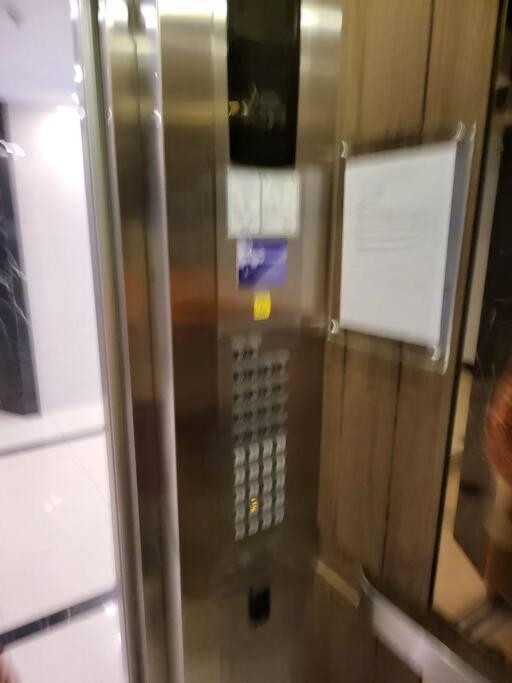 דירות מנילה Luxury @ Bgc Sleeps 6 Comfortably Fast Wifi Pool! מראה חיצוני תמונה