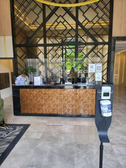 דירות מנילה Luxury @ Bgc Sleeps 6 Comfortably Fast Wifi Pool! מראה חיצוני תמונה