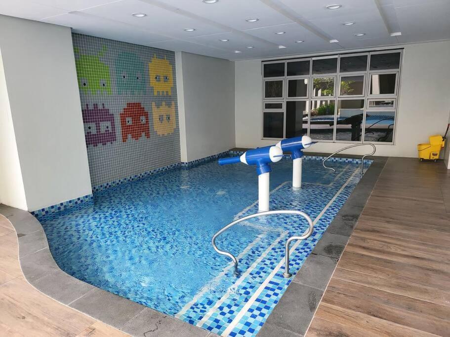 דירות מנילה Luxury @ Bgc Sleeps 6 Comfortably Fast Wifi Pool! מראה חיצוני תמונה