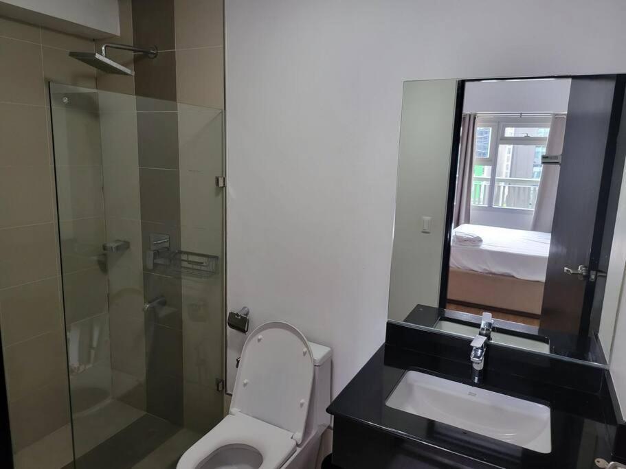 דירות מנילה Luxury @ Bgc Sleeps 6 Comfortably Fast Wifi Pool! מראה חיצוני תמונה