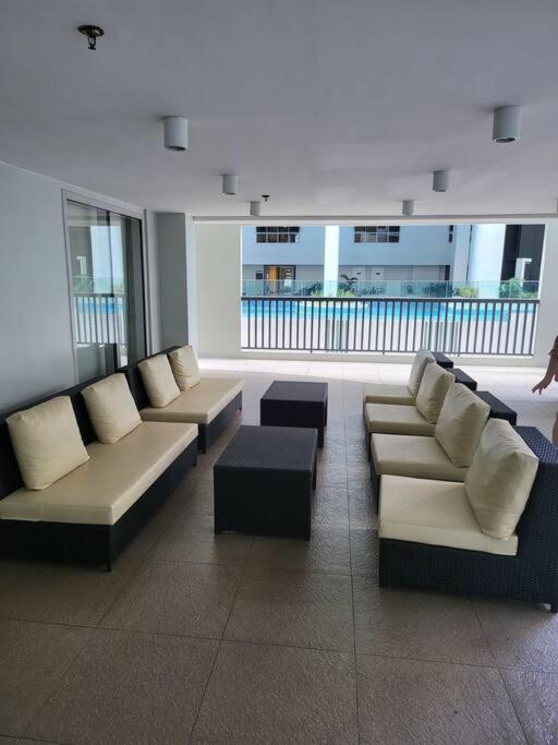 דירות מנילה Luxury @ Bgc Sleeps 6 Comfortably Fast Wifi Pool! מראה חיצוני תמונה