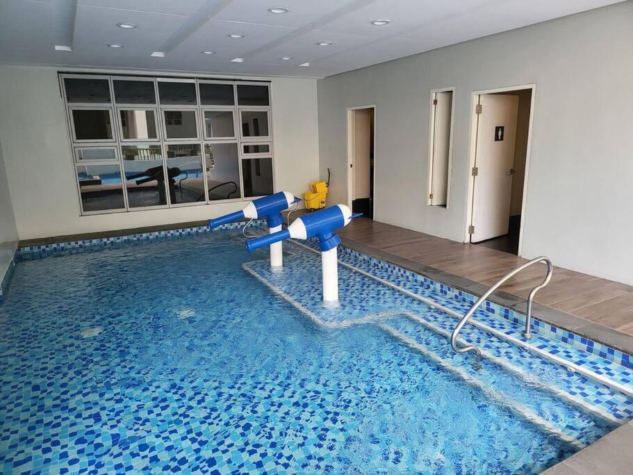 דירות מנילה Luxury @ Bgc Sleeps 6 Comfortably Fast Wifi Pool! מראה חיצוני תמונה