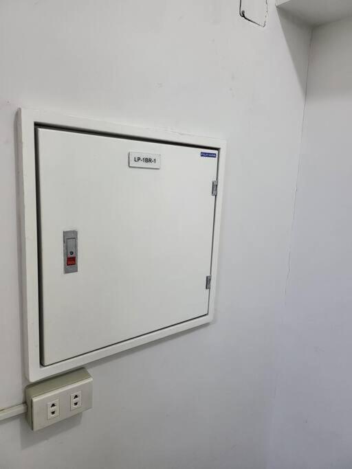 דירות מנילה Luxury @ Bgc Sleeps 6 Comfortably Fast Wifi Pool! מראה חיצוני תמונה