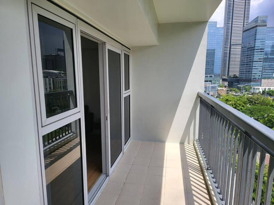 דירות מנילה Luxury @ Bgc Sleeps 6 Comfortably Fast Wifi Pool! מראה חיצוני תמונה