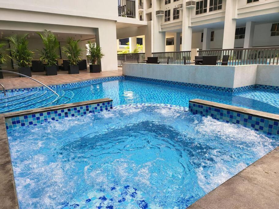 דירות מנילה Luxury @ Bgc Sleeps 6 Comfortably Fast Wifi Pool! מראה חיצוני תמונה