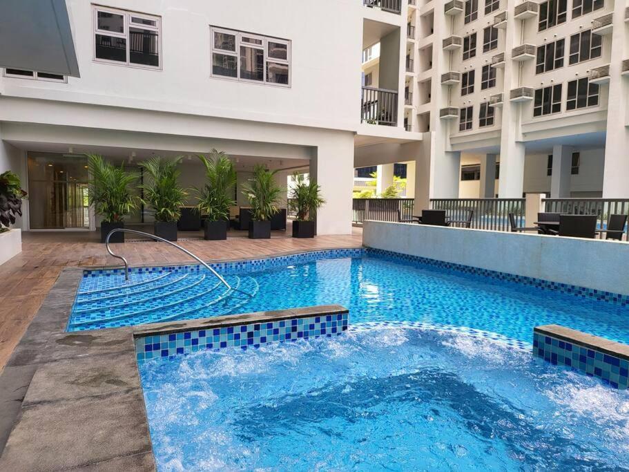 דירות מנילה Luxury @ Bgc Sleeps 6 Comfortably Fast Wifi Pool! מראה חיצוני תמונה