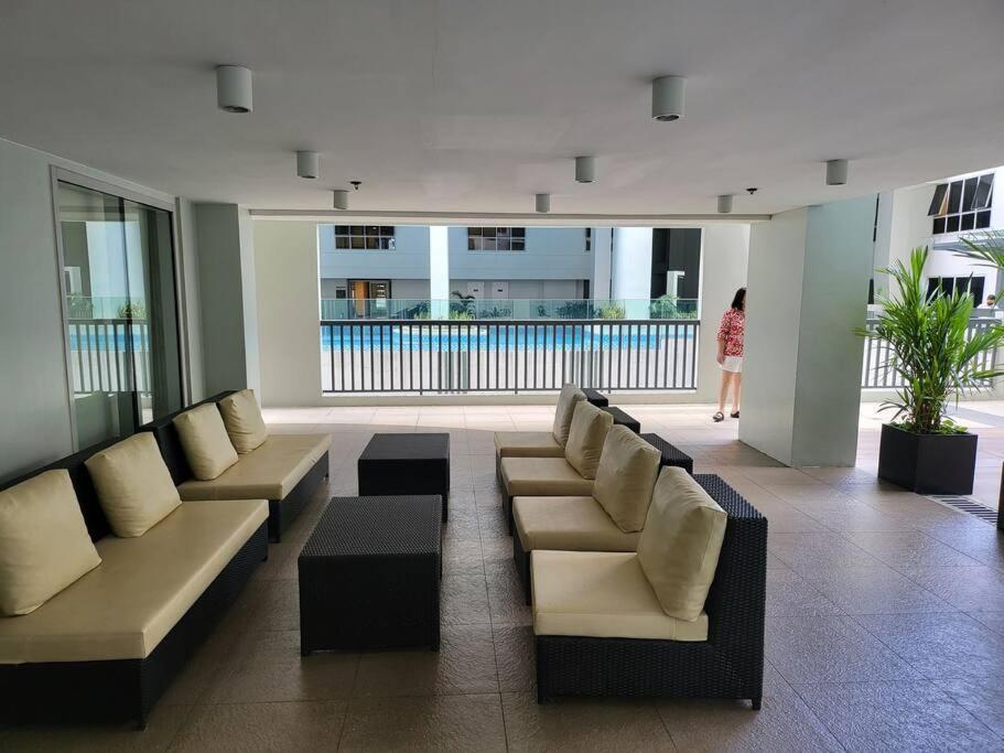 דירות מנילה Luxury @ Bgc Sleeps 6 Comfortably Fast Wifi Pool! מראה חיצוני תמונה