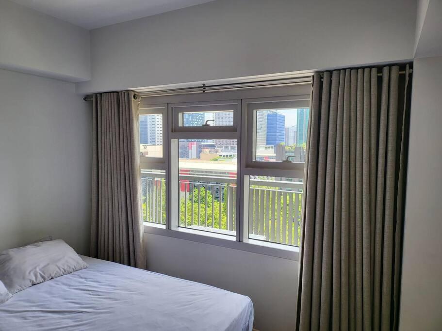 דירות מנילה Luxury @ Bgc Sleeps 6 Comfortably Fast Wifi Pool! מראה חיצוני תמונה