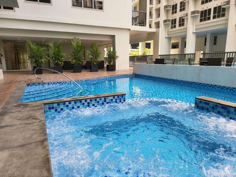 דירות מנילה Luxury @ Bgc Sleeps 6 Comfortably Fast Wifi Pool! מראה חיצוני תמונה