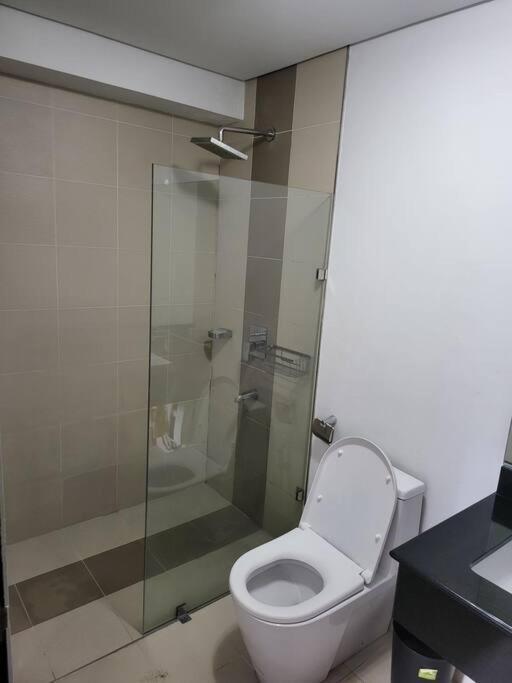 דירות מנילה Luxury @ Bgc Sleeps 6 Comfortably Fast Wifi Pool! מראה חיצוני תמונה